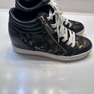 Nine West Camo Metallic High-Top Sneakers – Size 9